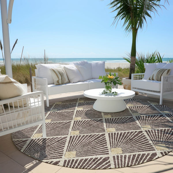 Homeroots 3' Beige And Ivory Geometric Washable Area Rug For Indoor And Outdoor Spaces - Durable Design 8' Round Polyester 594697