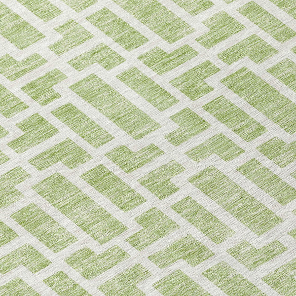 Homeroots 3' Artichoke Green And Ivory Geometric Washable Area Rug For Indoor And Outdoor Spaces 8' Round Polyester 594823