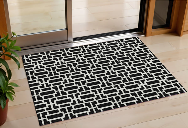 Homeroots 3' Artichoke Green And Ivory Geometric Washable Area Rug For Indoor And Outdoor Spaces 3' X 5' Polyester 594833