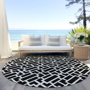 Homeroots 3' Artichoke Green And Ivory Geometric Washable Area Rug For Indoor And Outdoor Spaces 8' Round Polyester 594835