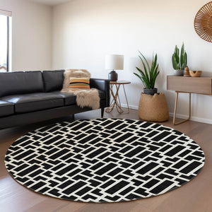 Homeroots 3' Artichoke Green And Ivory Geometric Washable Area Rug For Indoor And Outdoor Spaces 8' Round Polyester 594835