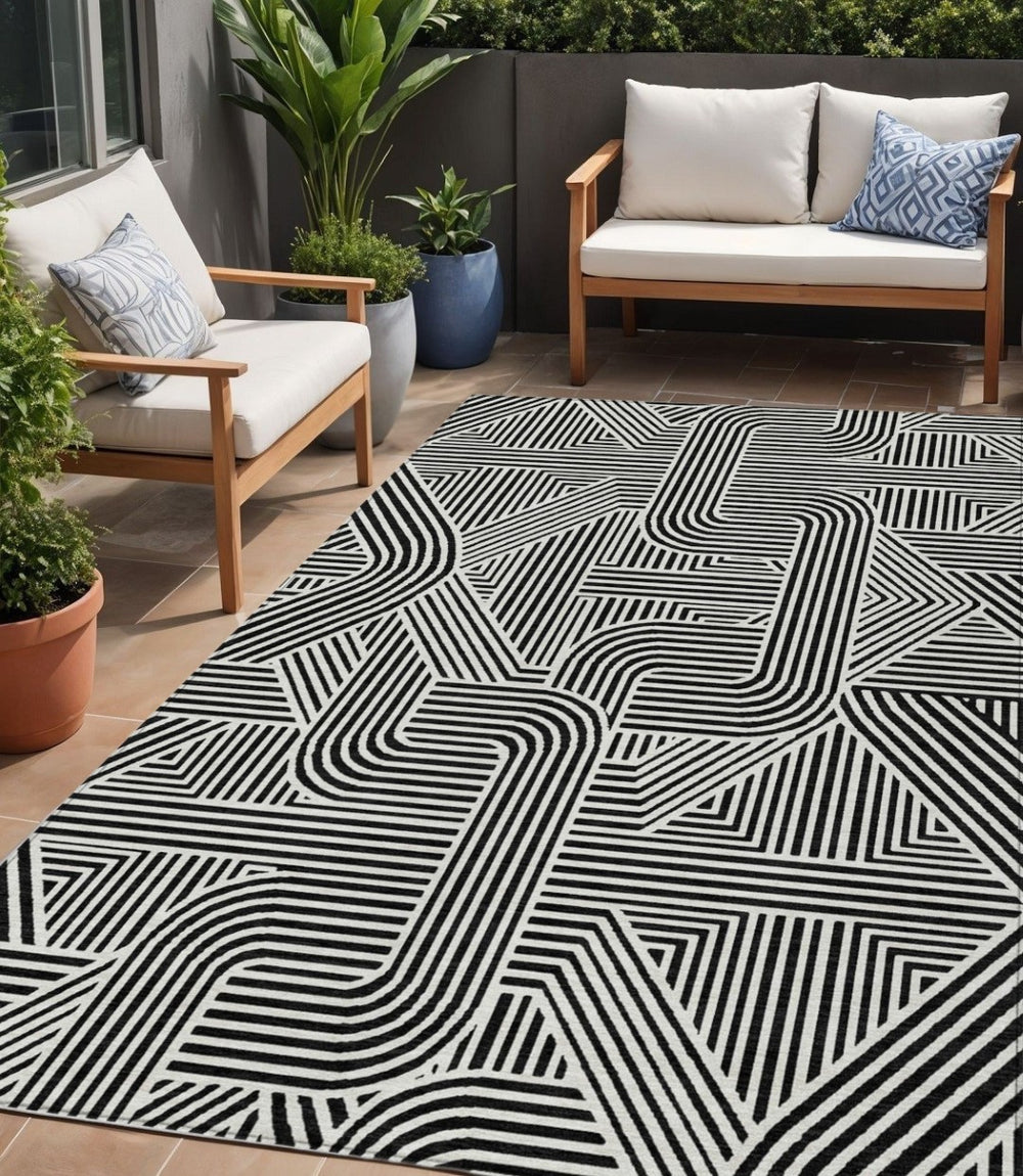 HomeRoots 5' Stylish Black and Ivory Abstract Area Rug - Washable, Durable for Indoor & Outdoor Spaces 5' X 8' 594906
