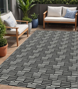 Homeroots 3' Stylish Beige And Ivory Geometric Washable Area Rug For Indoor And Outdoor Spaces, Durable Design 5' X 8' Polyester 594978