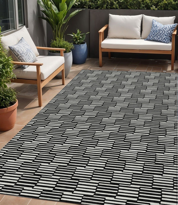 Homeroots 3' Stylish Beige And Ivory Geometric Washable Area Rug For Indoor And Outdoor Spaces, Durable Design 5' X 8' Polyester 594978