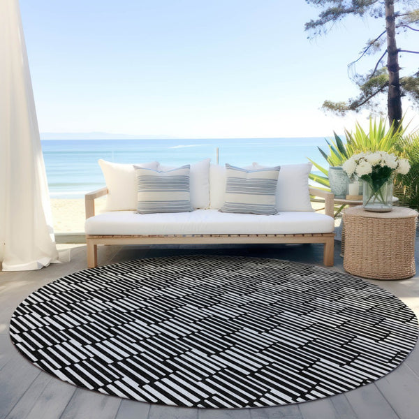 Homeroots 3' Stylish Beige And Ivory Geometric Washable Area Rug For Indoor And Outdoor Spaces, Durable Design 8' Round Polyester 594979