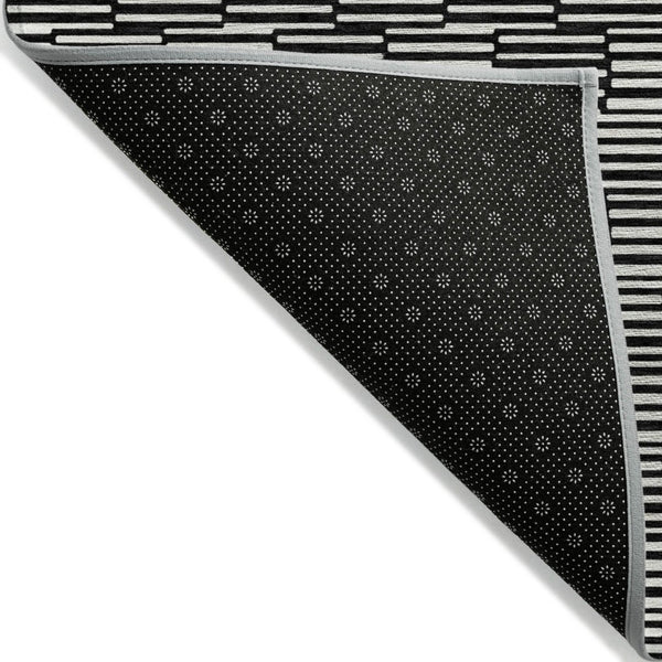 HomeRoots 5' Black and Ivory Geometric Area Rug - Stylish, Washable Indoor/Outdoor Design for Versatile Spaces 8' X 10' 594980