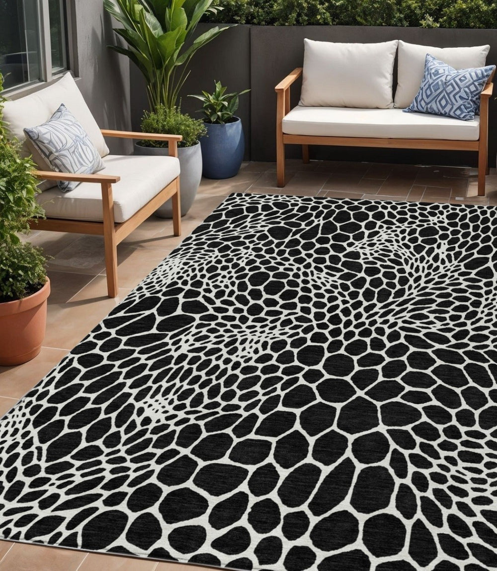 HomeRoots 5' Durable Black and Ivory Geometric Area Rug - Stylish, Washable Design for Indoor and Outdoor Use 5' X 8' 595056