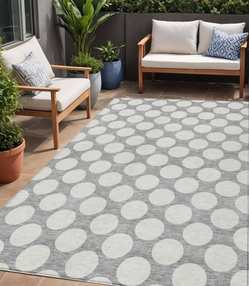 HomeRoots 5' Gray and Silver Polka Dot Area Rug - Stylish, Washable, Indoor-Outdoor Design for Any Space 5' X 8' 595230