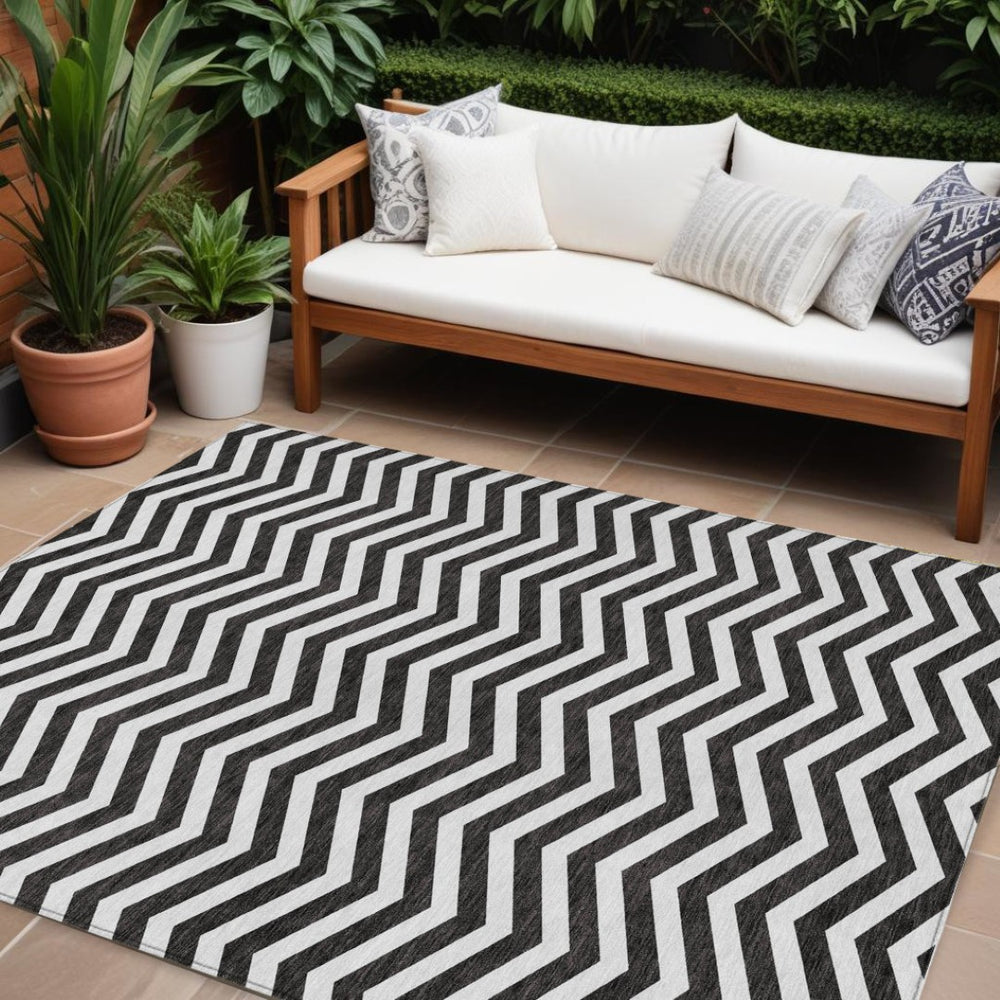 HomeRoots 5' Bold Black and Ivory Chevron Indoor/Outdoor Area Rug – Stylish, Durable, and Washable Design 10' X 14' 595300