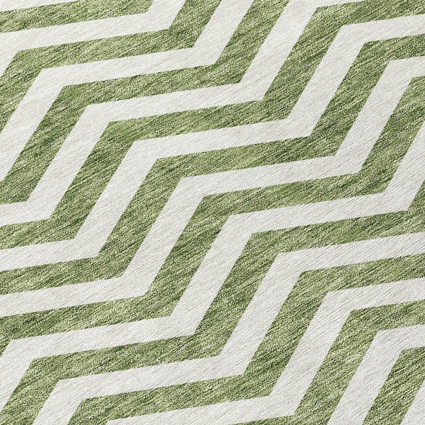 Homeroots 3' Artichoke Green And Ivory Chevron Washable Indoor Outdoor Area Rug For Stylish Spaces 8' Round Polyester 595309