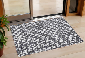 Homeroots 3' Black And Ivory Geometric Indoor Outdoor Area Rug - Stylish, Washable, Durable For Any Space 3' X 5' Polyester 595523