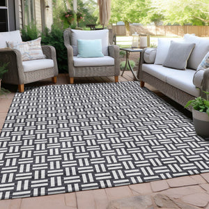 Homeroots 3' Black And Ivory Geometric Indoor Outdoor Area Rug - Stylish, Washable, Durable For Any Space 3' X 5' Polyester 595523