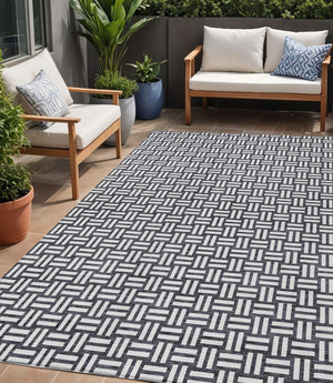 Homeroots 3' Black And Ivory Geometric Indoor Outdoor Area Rug - Stylish, Washable, Durable For Any Space 5' X 8' Polyester 595524