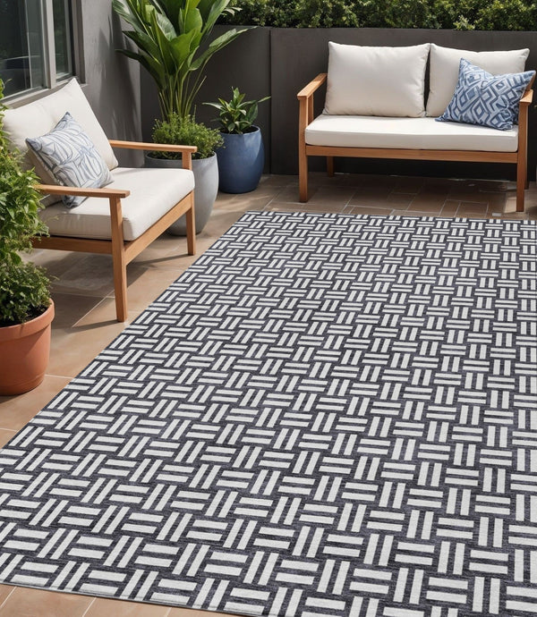 Homeroots 3' Black And Ivory Geometric Indoor Outdoor Area Rug - Stylish, Washable, Durable For Any Space 5' X 8' Polyester 595524