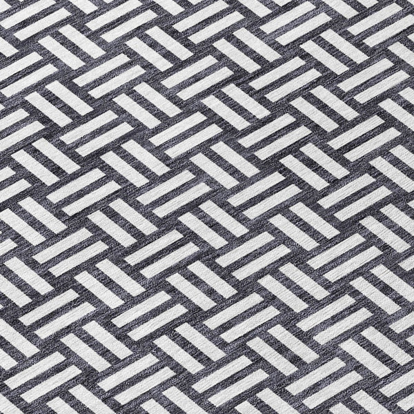 Homeroots 3' Black And Ivory Geometric Indoor Outdoor Area Rug - Stylish, Washable, Durable For Any Space 8' Round Polyester 595525