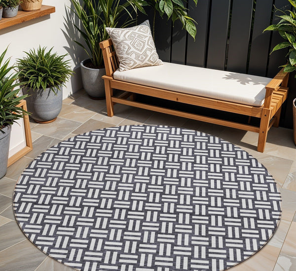 Homeroots 3' Black And Ivory Geometric Indoor Outdoor Area Rug - Stylish, Washable, Durable For Any Space 8' Round Polyester 595525