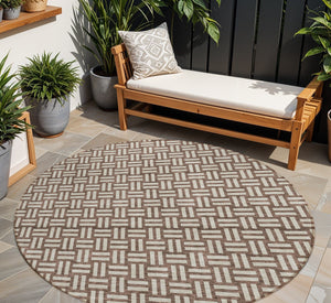 Homeroots 3' Black And Ivory Geometric Indoor Outdoor Area Rug - Stylish, Washable, Durable For Any Space 8' Round Polyester 595531