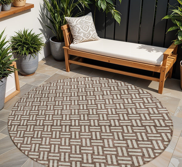 Homeroots 3' Black And Ivory Geometric Indoor Outdoor Area Rug - Stylish, Washable, Durable For Any Space 8' Round Polyester 595531