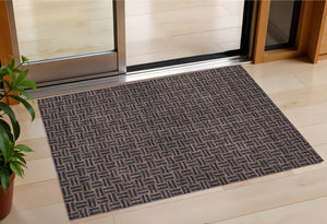 Homeroots 3' Black And Ivory Geometric Indoor Outdoor Area Rug - Stylish, Washable, Durable For Any Space 3' X 5' Polyester 595541