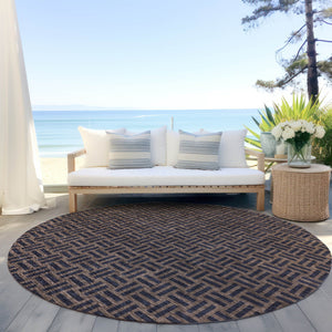 Homeroots 3' Black And Ivory Geometric Indoor Outdoor Area Rug - Stylish, Washable, Durable For Any Space 8' Round Polyester 595543
