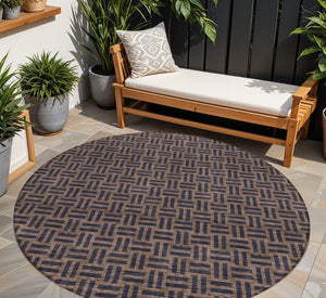 Homeroots 3' Black And Ivory Geometric Indoor Outdoor Area Rug - Stylish, Washable, Durable For Any Space 8' Round Polyester 595543