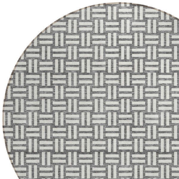 Homeroots 3' Black And Ivory Geometric Indoor Outdoor Area Rug - Stylish, Washable, Durable For Any Space 8' Round Polyester 595561