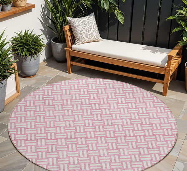 Homeroots 3' Black And Ivory Geometric Indoor Outdoor Area Rug - Stylish, Washable, Durable For Any Space 8' Round Polyester 595585