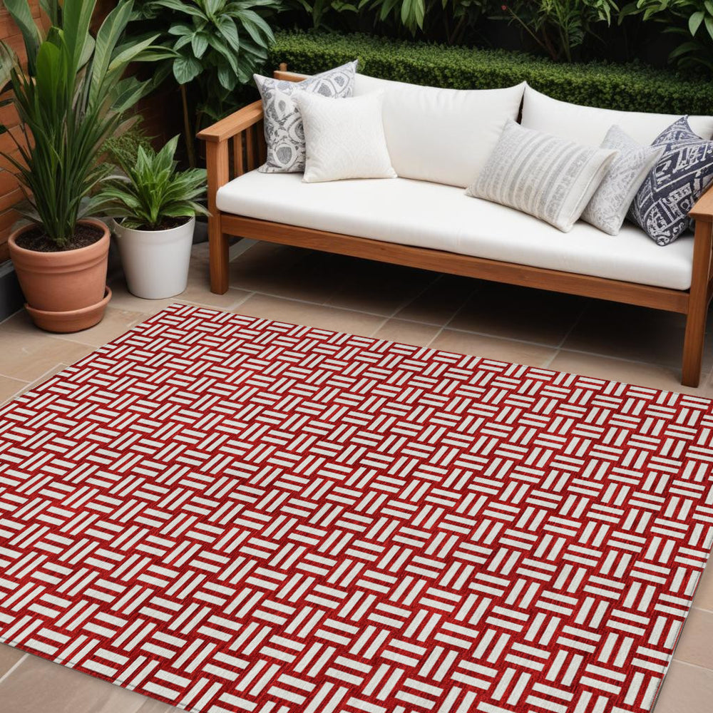 Homeroots 3' Black And Ivory Geometric Indoor Outdoor Area Rug - Stylish, Washable, Durable For Any Space 10' X 14' Polyester 595600