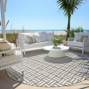 Homeroots 3' Black And Ivory Geometric Indoor Outdoor Area Rug - Stylish, Washable, Durable For Any Space 8' Round Polyester 595609