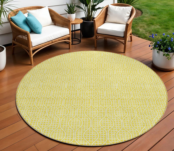 Homeroots 3' Stylish Beige And Ivory Geometric Washable Rug For Indoor And Outdoor Spaces, Durable Design 8' Round Polyester 595699