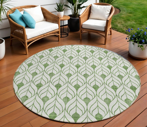 Homeroots 3' Beige And Ivory Geometric Washable Area Rug For Indoor & Outdoor Spaces, Durable And Stylish 8' Round Polyester 595729