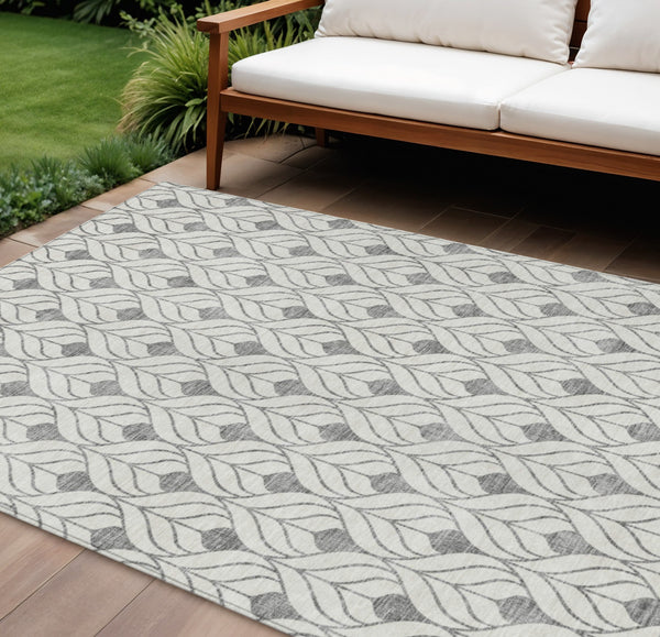 Homeroots 3' Beige And Ivory Geometric Washable Area Rug For Indoor & Outdoor Spaces, Durable And Stylish 8' X 10' Polyester 595742