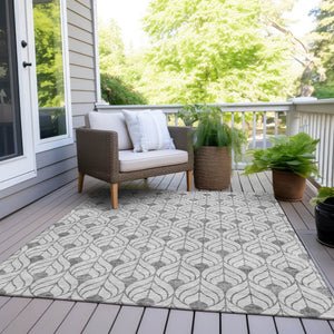 Homeroots 3' Beige And Ivory Geometric Washable Area Rug For Indoor & Outdoor Spaces, Durable And Stylish 3' X 5' Polyester 595769