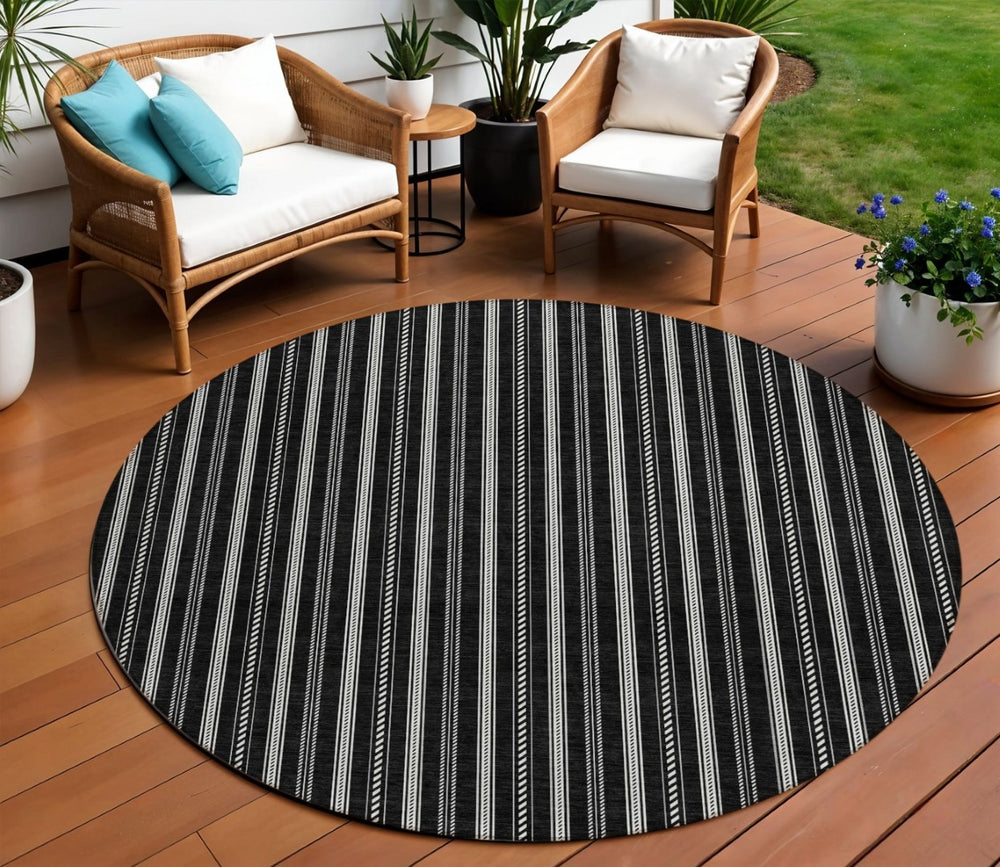 HomeRoots 5' Black and Ivory Striped Area Rug – Durable, Washable Design Perfect for Indoor and Outdoor Spaces 8' Round 595849