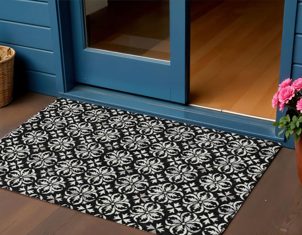 Homeroots 3' Black And Ivory Floral Washable Area Rug - Stylish And Versatile For Indoor Or Outdoor Use 3' X 5' Polyester 595925