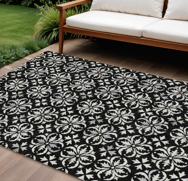 Homeroots 3' Black And Ivory Floral Washable Area Rug - Stylish And Versatile For Indoor Or Outdoor Use 9' X 12' Polyester 595929