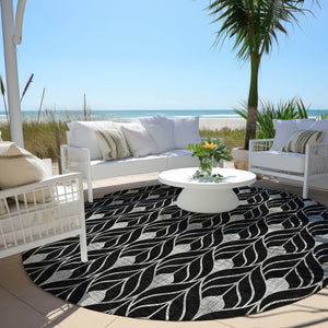 Homeroots 3' Beige And Taupe Geometric Washable Area Rug For Indoor Or Outdoor Use - Stylish And Durable 8' Round Polyester 596005