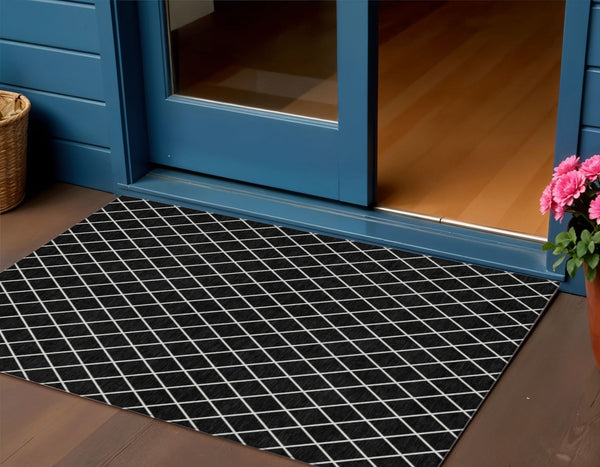 Homeroots 3' Beige And Ivory Geometric Washable Area Rug For Indoor And Outdoor Spaces - Durable Design! 3' X 5' Polyester 596081