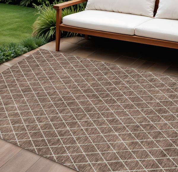 Homeroots 3' Beige And Ivory Geometric Washable Area Rug For Indoor And Outdoor Spaces - Durable Design! 10' X 14' Polyester 596092