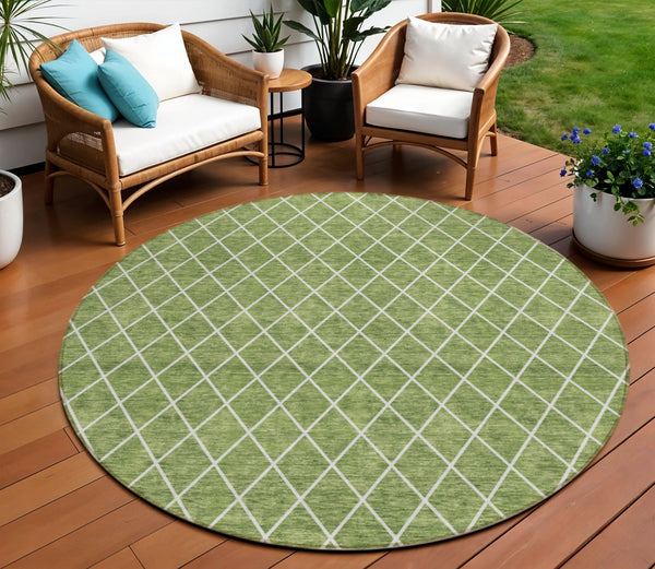 Homeroots 3' Beige And Ivory Geometric Washable Area Rug For Indoor And Outdoor Spaces - Durable Design! 8' Round Polyester 596101