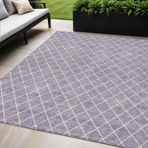Homeroots 3' Beige And Ivory Geometric Washable Area Rug For Indoor And Outdoor Spaces - Durable Design! 5' X 8' Polyester 596118