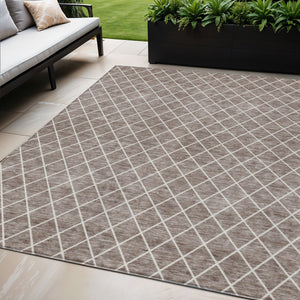 Homeroots 3' Beige And Ivory Geometric Washable Area Rug For Indoor And Outdoor Spaces - Durable Design! 5' X 8' Polyester 596148