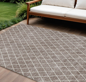 Homeroots 3' Beige And Ivory Geometric Washable Area Rug For Indoor And Outdoor Spaces - Durable Design! 10' X 14' Polyester 596152