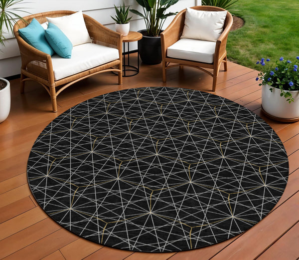 Homeroots 3' Black And Ivory Geometric Washable Area Rug - Perfect For Indoor And Outdoor Spaces, Durable Design 8' Round Polyester 596718