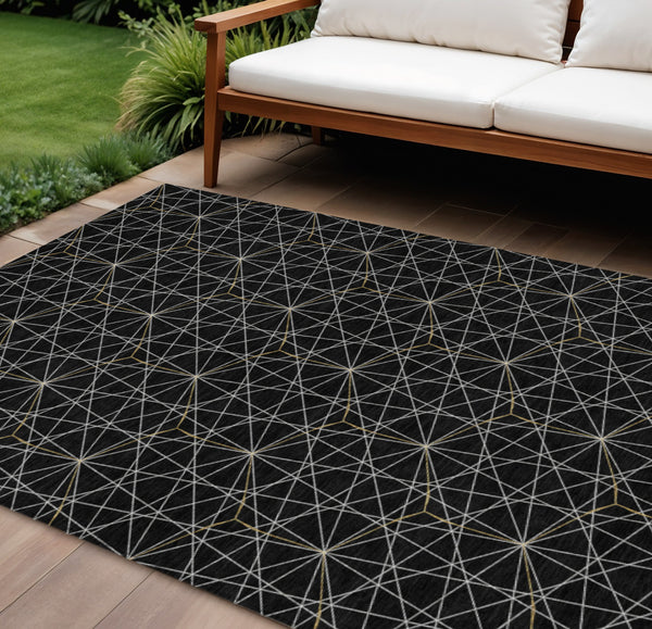 Homeroots 3' Black And Ivory Geometric Washable Area Rug - Perfect For Indoor And Outdoor Spaces, Durable Design 8' X 10' Polyester 596719