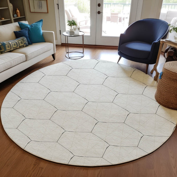 Homeroots 3' Black And Ivory Geometric Washable Area Rug - Perfect For Indoor And Outdoor Spaces, Durable Design 8' Round Polyester 596754