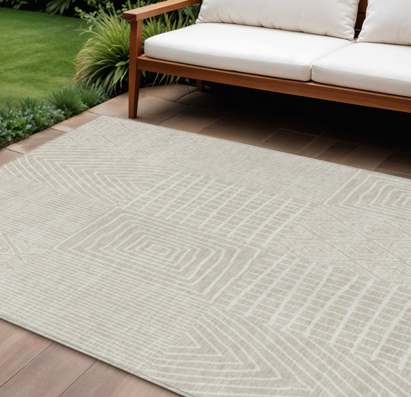 Homeroots 3' Beige And Ivory Geometric Washable Area Rug - Versatile Indoor Outdoor Design For Any Space 10' X 14' Polyester 596901