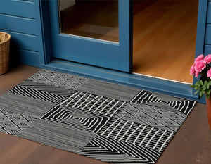 Homeroots 3' Beige And Ivory Geometric Washable Area Rug - Versatile Indoor Outdoor Design For Any Space 3' X 5' Polyester 596902