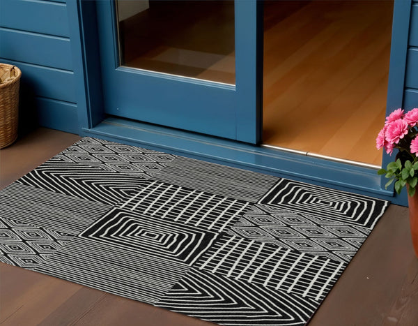 Homeroots 3' Beige And Ivory Geometric Washable Area Rug - Versatile Indoor Outdoor Design For Any Space 3' X 5' Polyester 596902