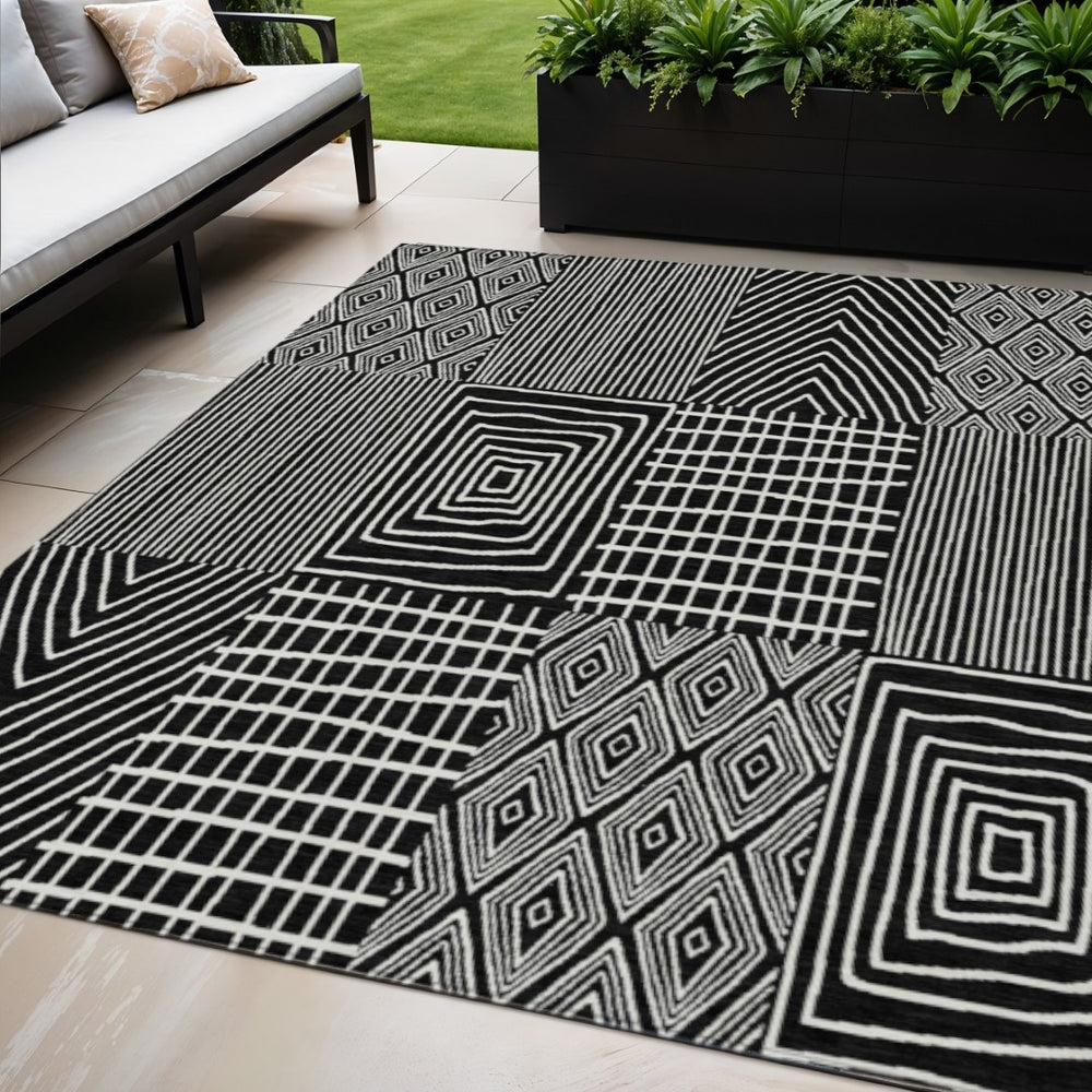 HomeRoots 5' Stylish Black and Ivory Geometric Washable Area Rug for Indoor and Outdoor Spaces, Durable Design 5' X 8' 596903